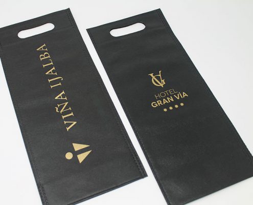 bodega-2 Bolsas personalizadas para el sector bodegas. Ejemplos realizadados para eventos, hoteles y tiendas de vinos. Bolsas de tela o plástico, resistentes.