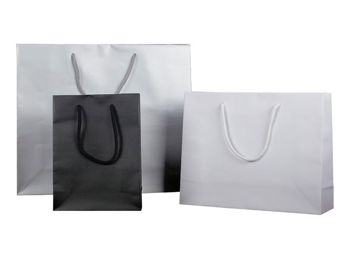 Bolsas personalizadas para eventos corporativos y tiendas. Bolsas shopping con asas, diferentes tamaños y totalmente personalizadas con el diseño de tu marca.