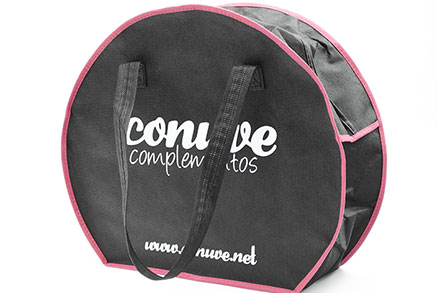 Bolsas con diseño especial, 100% adaptado para tu sector. Bolsa para el sector moda y complementos, ejemplo de diseño original para transportar sombrero.