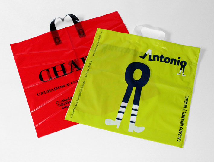 Bolsas de plastico reciclado para el sector calzado. Bolsas personalizadas, diferentes colores, modelos y tamaño. Calidad al mejor precio. Somos expertos en bolsas para tiendas y comercios.