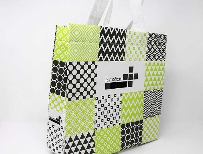 Bolsas personalizadas para farmacias o parafarmacias, diseño original con la imagen de tu marca. Descubre otros ejemplos de bolsas para comercios y tiendas en Mas Que Bolsas.