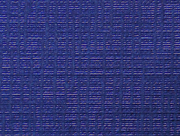 Papel de regalo estucado imitación tela en color azul. Efecto tejido, resistente y muy original para envolver regalos. Venta en rollo o bobina para comercios y tiendas.