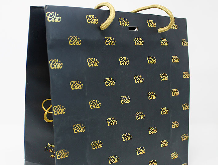 Bolsas personalizadas para el sector moda. Descubre en Mas Que Bolsas, tienda online de bolsas, cómo impactar con diseños originales. Expertos en bolsas de lujo fabricadas en tela, plástico reciclado o papel.