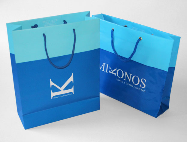 Bolsas originales y totalmente personalizadas para tiendas de ropa o calzado. Bolsas shopping con asas en papel, plástico reciclado o tela.